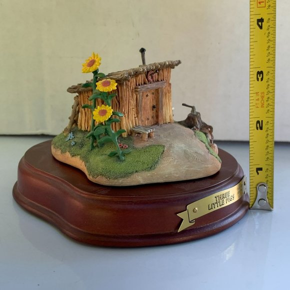 Disney WDCC Enchanted Places Three Little Pigs Fiddler Pig Stick House w/ Box - Picture 6 of 9
